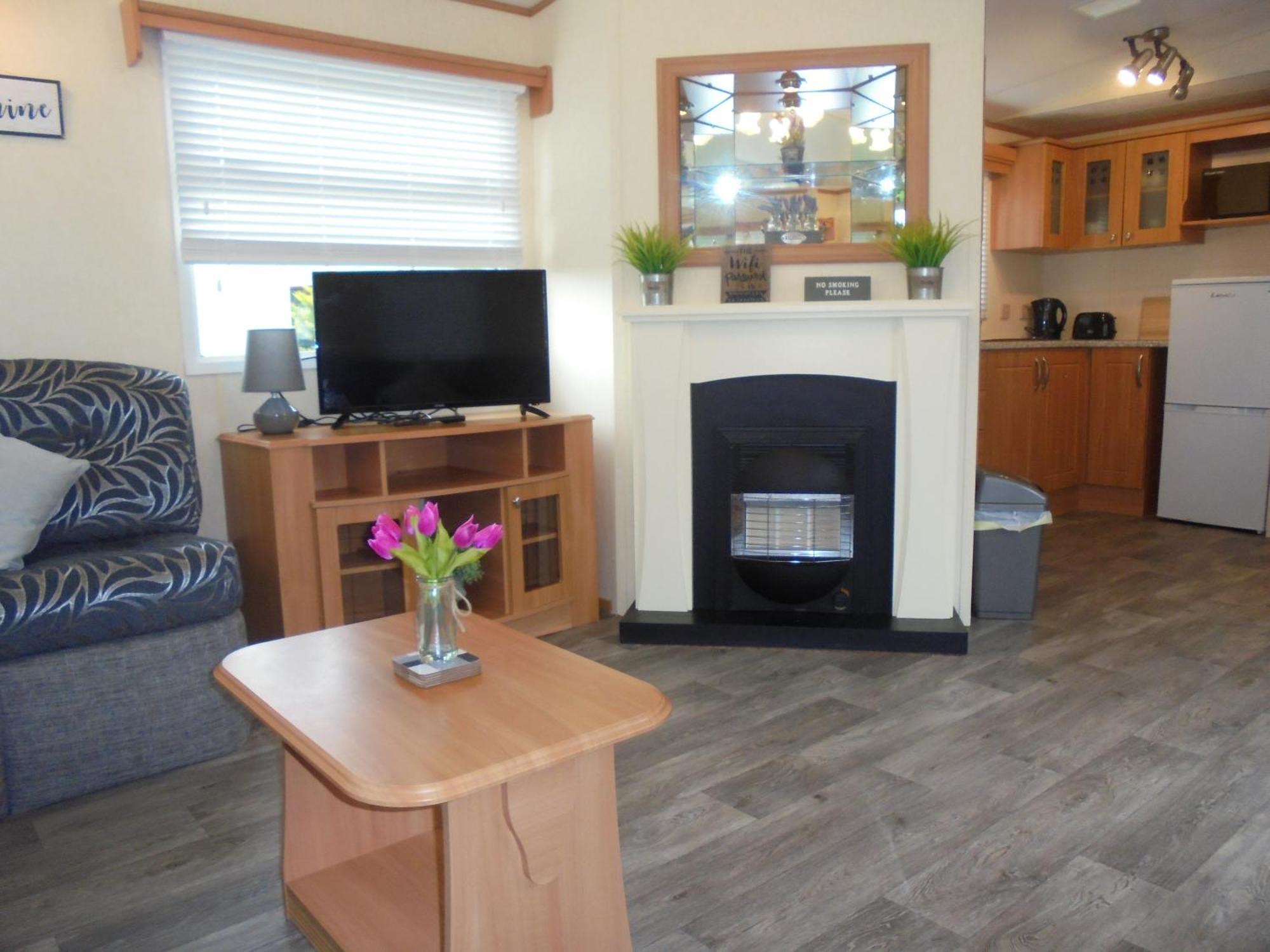 Modern 2 Bedroom Static Caravan - Lyons Kingsley Holiday Park - Pensarn, Abergele - Pet Friendly Екстериор снимка