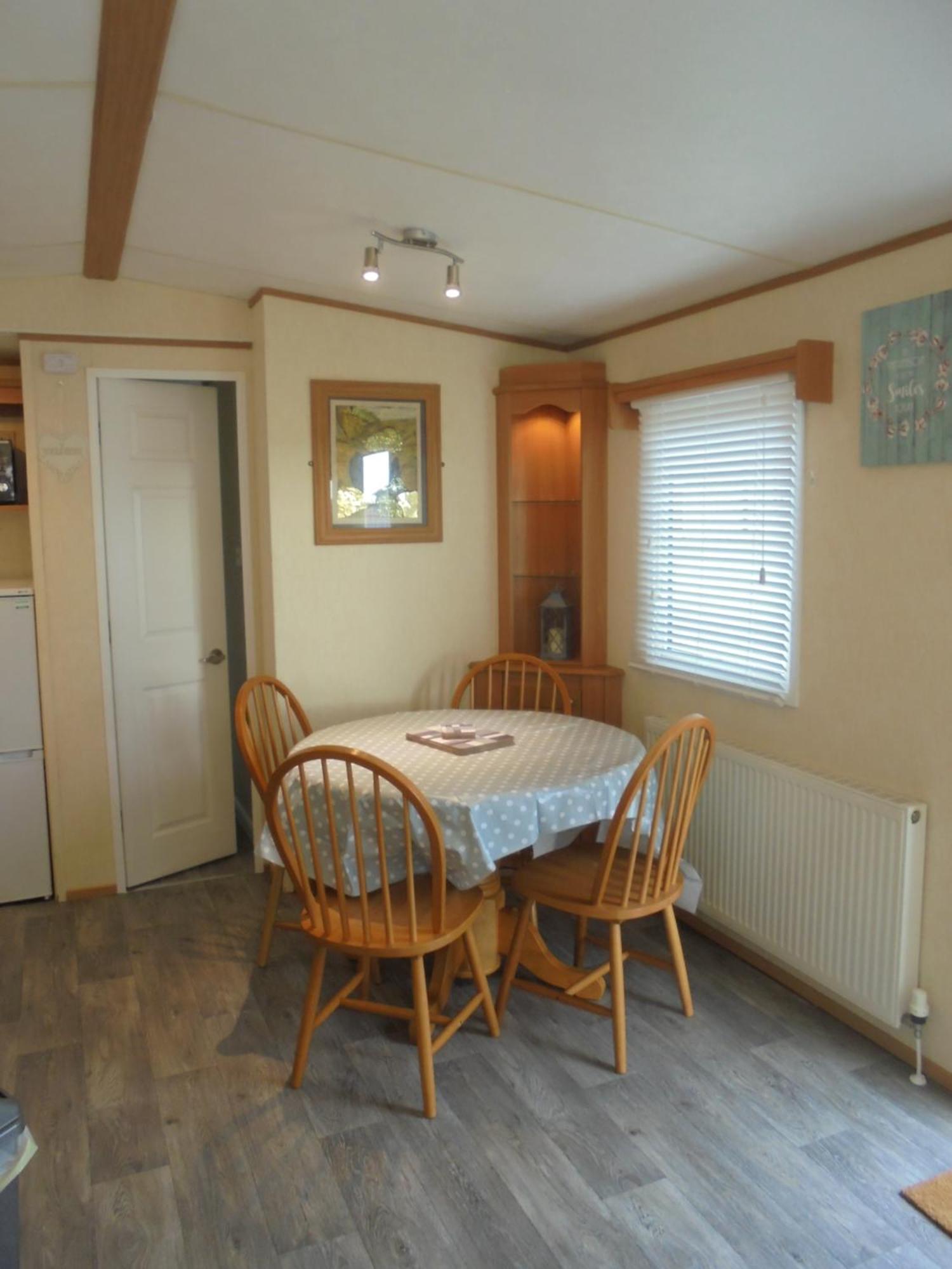 Modern 2 Bedroom Static Caravan - Lyons Kingsley Holiday Park - Pensarn, Abergele - Pet Friendly Екстериор снимка