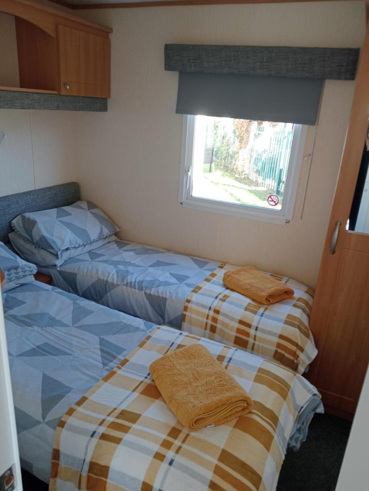 Modern 2 Bedroom Static Caravan - Lyons Kingsley Holiday Park - Pensarn, Abergele - Pet Friendly Екстериор снимка